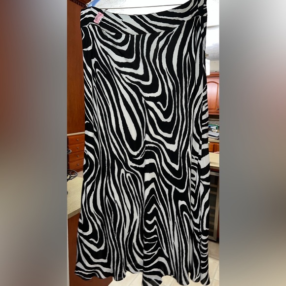 Banana Republic Women’s Skirt Maxi Zebra - Picture 2 of 3